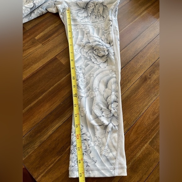 Lululemon Crop leggings flower print gray and white - Picture 4 of 13